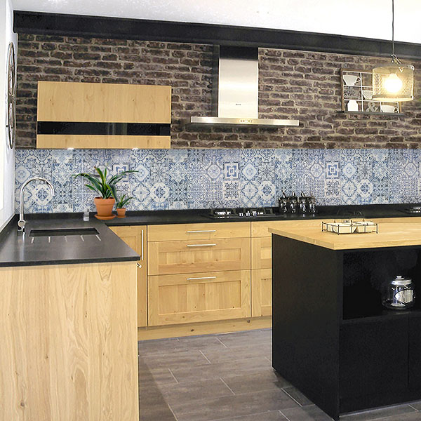 carreaux de ciments blanc et bleu