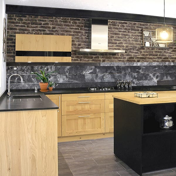crédence briques marbre noir