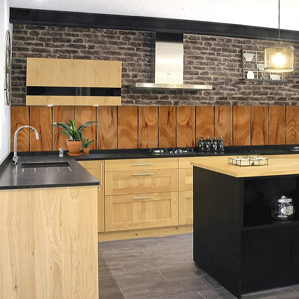 crédence planches brunes verticales