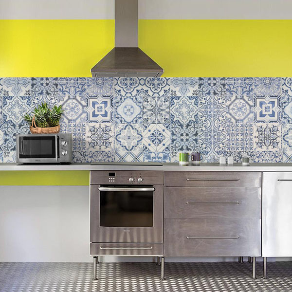 carreaux de ciments blanc et bleu