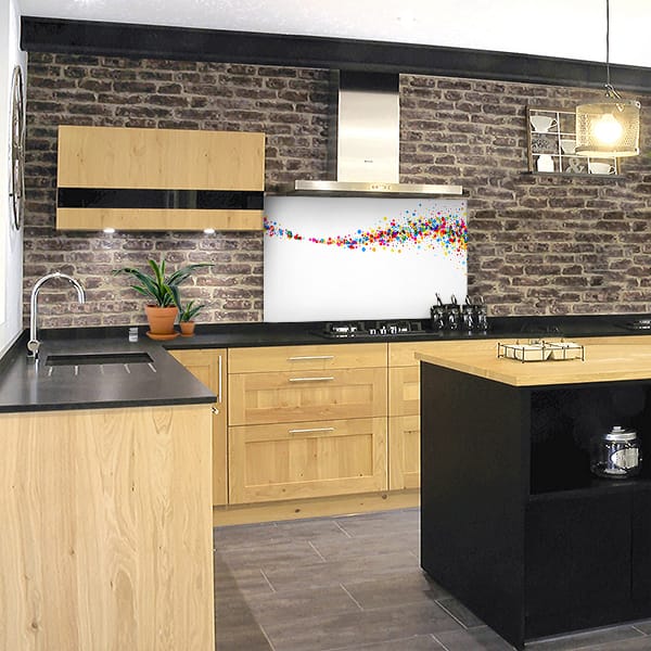 crédence tâches multicolores hotte