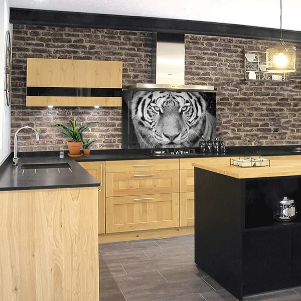 crédence regard tigre noir et blanc fond hotte