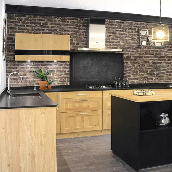 crédence marbre noir lisse hotte