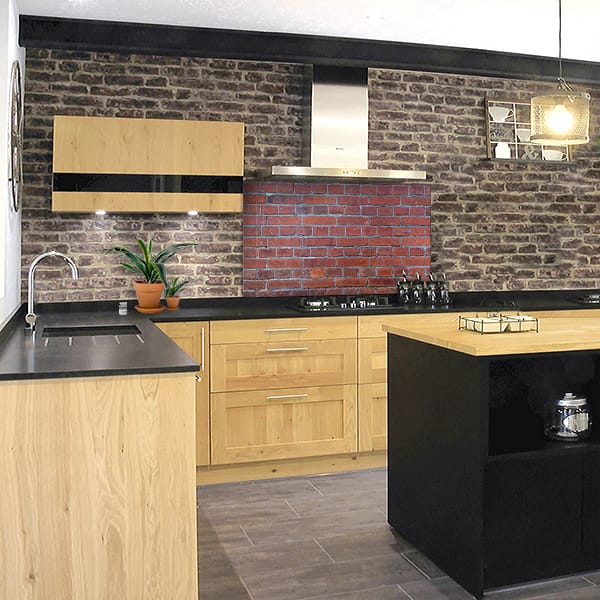 crédence grosses briques sombre hotte
