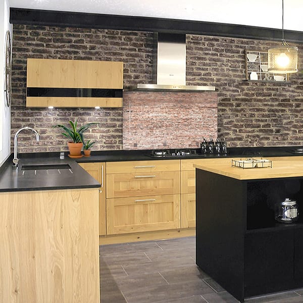 crédence briques relief hotte