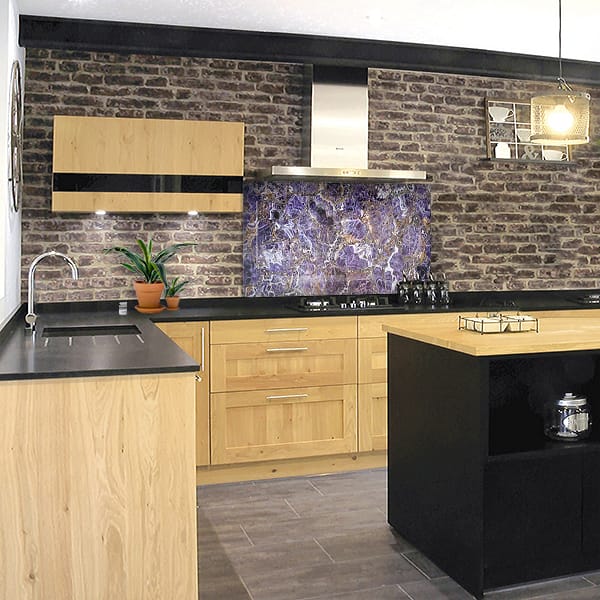 crédence marbre violet hotte