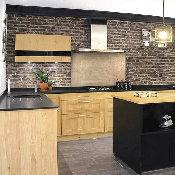 crédence marbre brun hotte