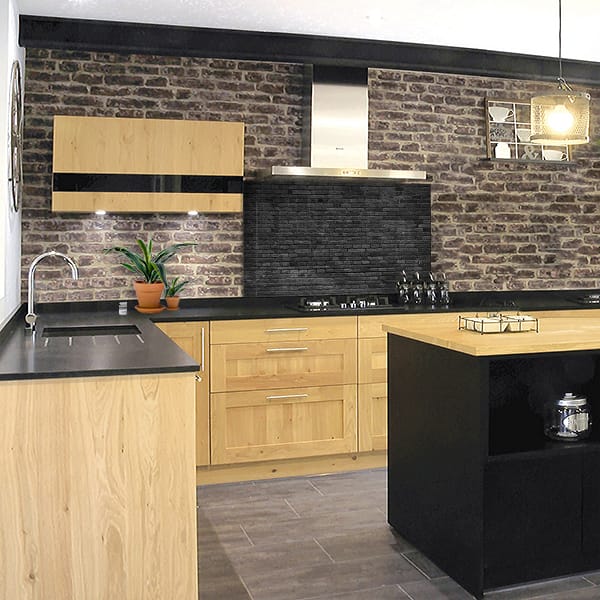 crédence briques noires hotte