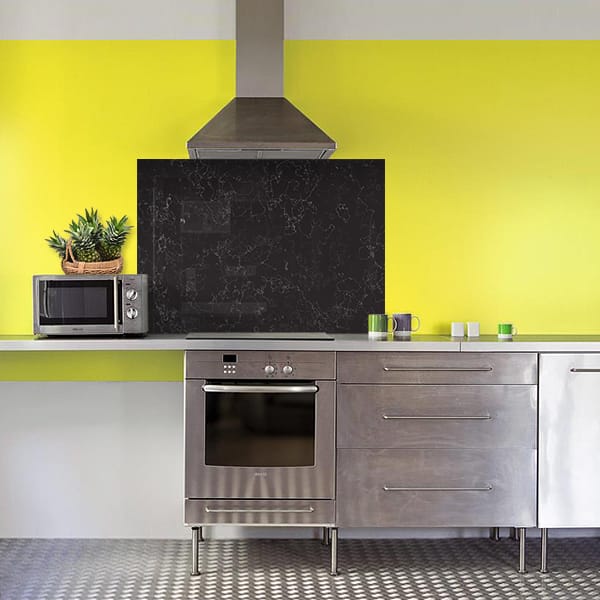 crédence marbre noir traits blancs hotte