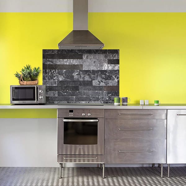 crédence briques marbre noir hotte