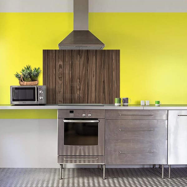 crédence planches sombres verticales hotte