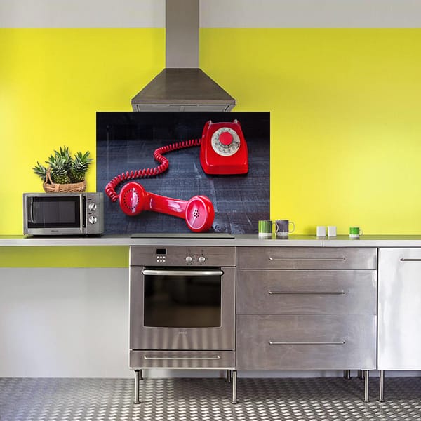 crédence téléphone rouge fond hotte